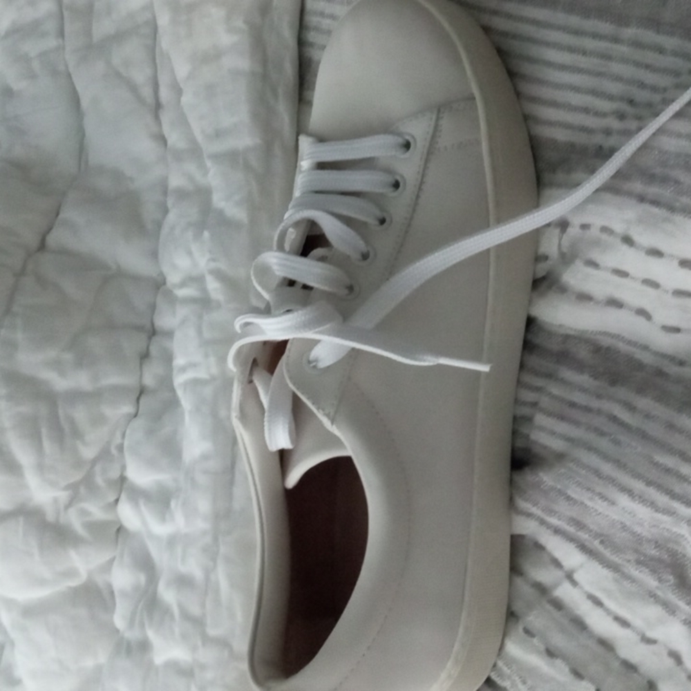 Stuart Weitzman - Picture 4 of 8